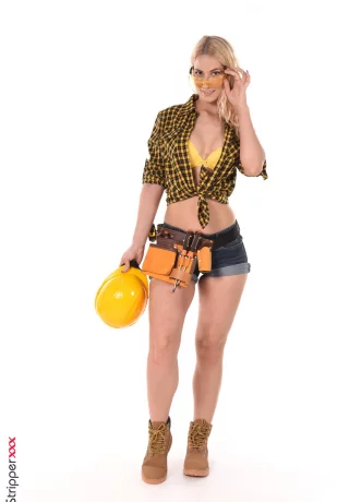 Белокурая работница-строитель Шэрон Уайт раздевается, чтобы подрочить секс-игрушкой - 1