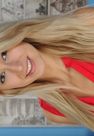 Едва достигшая совершеннолетия блондинка Алекса Грейс раздевается, чтобы раздвинуть гладкую киску - 1