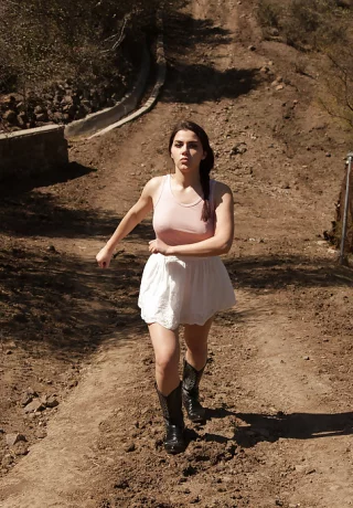 Грациозная брюнетка-бомба Валентина Наппи развлекается на ферме - 5