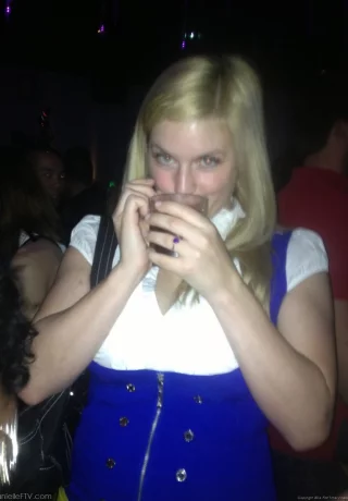 Любительская модель Даниэль Фтв (Danielle Ftv) делает селфи в обнаженном виде в самых разных нарядах - 1