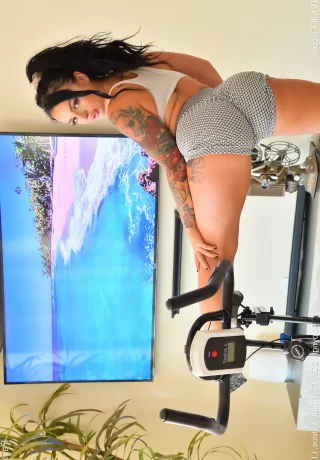 Спортивная брюнетка Пейтон обнажает свои большие сиськи и киску во время тренировки - 3