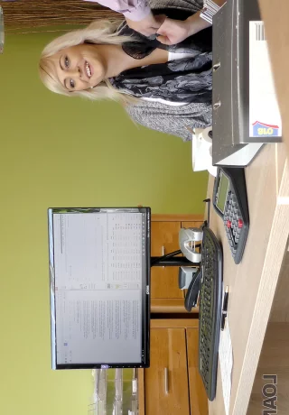 Молоденькая блондинка Кэти Роуз занимается сексом на рабочем столе с кредитным агентом - 2