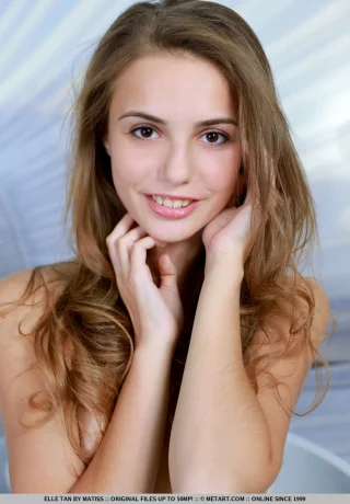 Красивая молоденькая Elle Tan снимает чувственное нижнее белье и туфли на каблуках, чтобы позировать обнаженной - 18