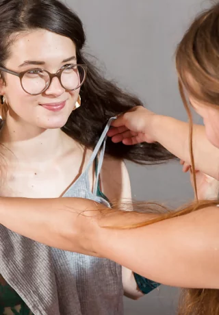 Натуральные лесбиянки Эмилия и Софи раздевают друг друга во время секса на кровати - 1