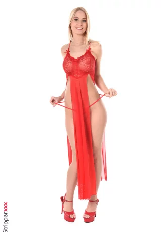 Горячая блондинка Шэрон Уайт снимает сексуальное нижнее белье, прежде чем поиграть со своей сладкой киской - 1