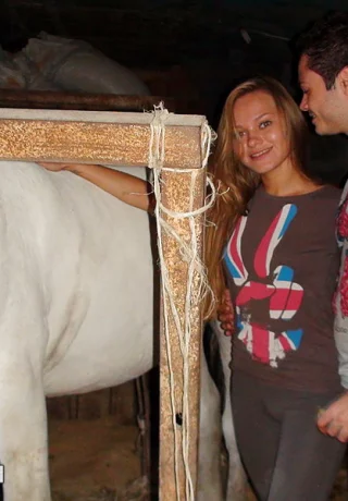 Любительская блондинка с сочной попкой и киской трахается во время посещения пони-фермы - 6