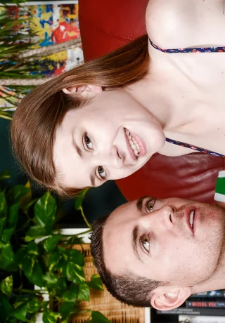 Рыжеволосая любительница с волосатой пиздой в хардкорной сцене с блеском фут-фетиша - 2