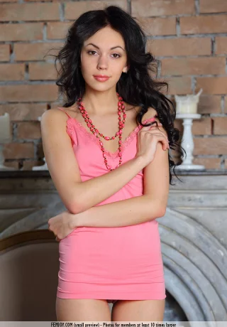 Суперсексуальная темноволосая Джоанна сверкает крошечной горячей попкой и позирует обнаженной на коленях - 2