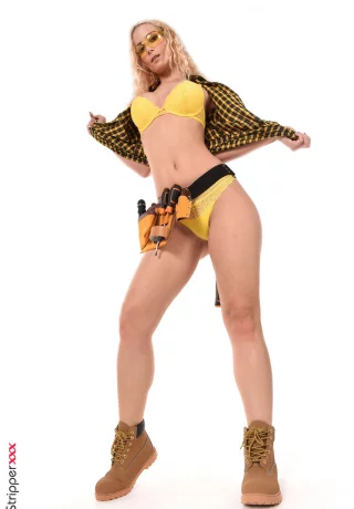 Белокурая работница-строитель Шэрон Уайт раздевается, чтобы подрочить секс-игрушкой - 5