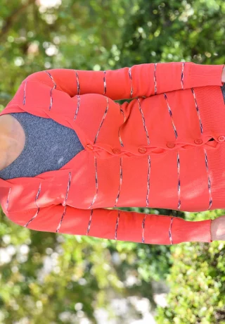 Пожилая милфа с короткой стрижкой показывает свою пизду и задницу, прежде чем обнажить свои сиськи - 1