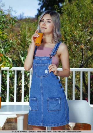 Симпатичная молоденькая Ева Элфи снимает свои босоножки, чтобы полностью раздеться во внутреннем дворике - 1