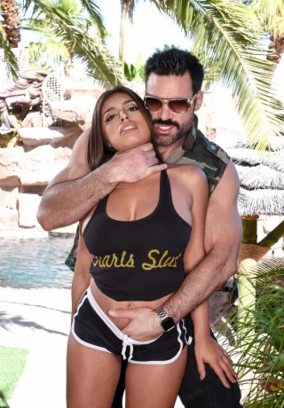 Горячая брюнетка затягивается сигарой, в то время как ее голые сиськи и пизда остаются скрытыми - 11