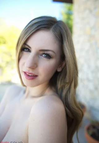 Одинокая девушка Стелла Кокс трахает пальчиком свою киску после завтрака во внутреннем дворике - 12