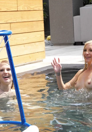 Худенькие девушки Лили Рейдер и Пайпер Перри плавают голышом в бассейне, наслаждаясь горячим сосанием члена - 8