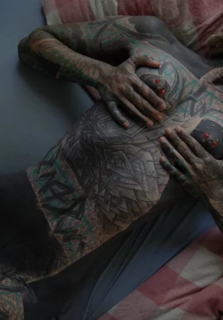 Сильно татуированная девушка Anuskatzz засовывает палец в свою обнаженную киску - 3