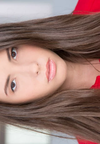 Красивая молодая порнозвезда Кейси Калверт снимает школьную куртку, чтобы позировать обнаженной - 1