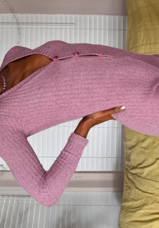 Чернокожая соло-модель Ana Foxxx снимает гольфы выше колена, чтобы позировать обнаженной - 1