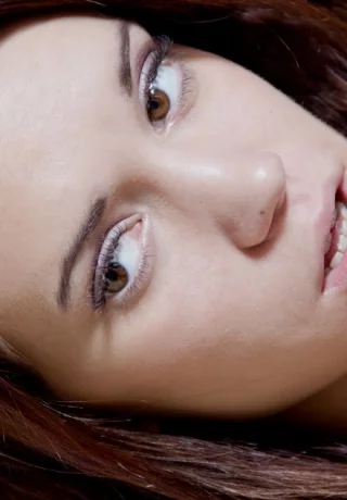 2 молодые девушки занимаются оральным сексом со стариком в его офисе - 10