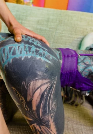 Сильно татуированные девушки занимаются сексом втроем со своим другом-мужчиной - 7