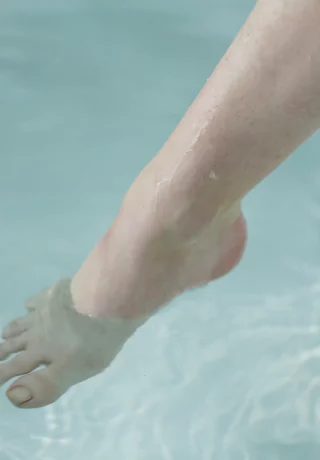 Худенькая рыжеволосая красотка Элль Александра снимает лифчик и трусики перед принятием ванны - 12