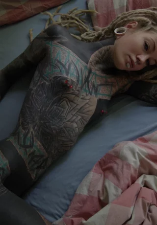 Сильно татуированная девушка Anuskatzz засовывает палец в свою обнаженную киску - 7