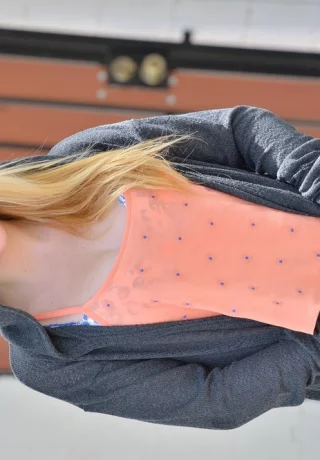 Занудная девушка-подросток пальчиками трахает свою возбужденную киску после того, как позирует обнаженной на заднем дворе - 2