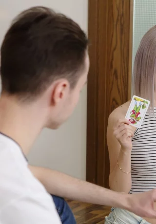 Платиновая блондинка с тугой попкой трахает своего друга-мужчину на коврике - 2