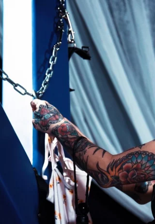 Джиа Дерза и Бруклин Грей занимаются развратным лесбийским сексом на глазах у домми - 2