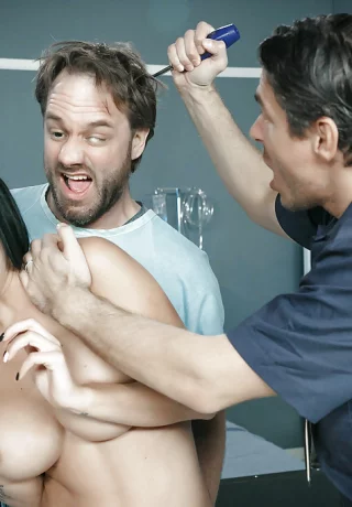 Грудастая брюнетка красотка Пета Дженсен душит мужчину сиськами с красивыми дынями - 1