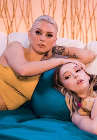 Лили Ларимар участвует в лесбийском сексе со своей мачехой Кензи Тейлор - 5