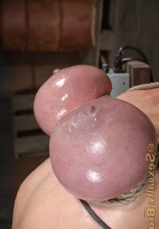 Цыпочка с короткой стрижкой терпит жестокий трах в лицо и пытки сиськами в подземелье - 7