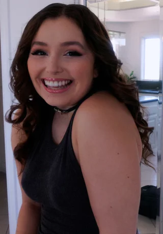 Симпатичная брюнетка Лиана Лавингс занимается межрасовым сексом на кровати - 1