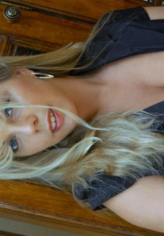 Грудастая любительница Эмбер Линн Бах показывает свои трусики под юбкой перед тем, как позировать обнаженной - 3