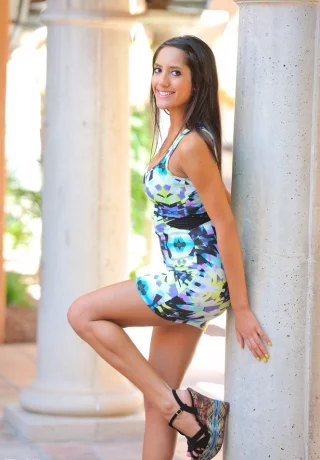 Горячая брюнетка сверкает сексуальной попкой в голой юбке на улице и позирует обнаженной - 1