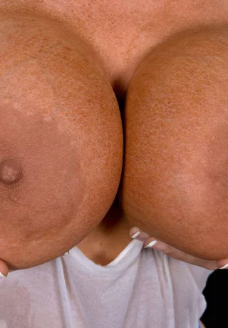 Блондинка-бомба Алура Дженсон обнажает большую задницу и раздвигает розовую киску в баре - 3