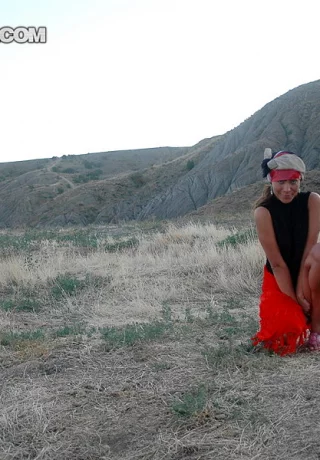 Симпатичная девушка Даша обнажает свое нижнее белье под юбкой во время морского действа - 11