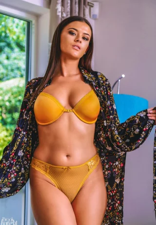 Красивая британская модель Брук Райт обнажает свои большие натуральные сиськи на диване - 3