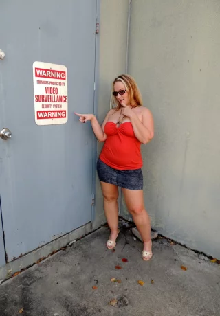 Любительская блондинка Ди Сирен (Dee Siren) показывает свою большую задницу перед мастурбацией и писаньем - 1