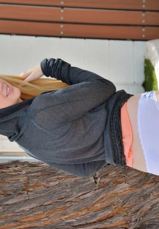 Занудная девушка-подросток пальчиками трахает свою возбужденную киску после того, как позирует обнаженной на заднем дворе - 4