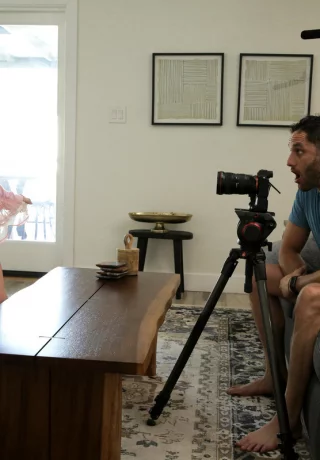 Худенькая молоденькая блондинка Кензи Ривз (Kenzie Reeves) моделирует пикантные наряды перед сексом на кровати - 6