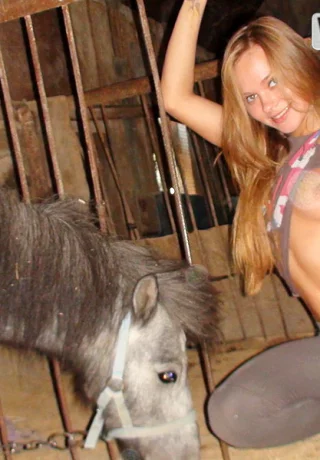 Любительская блондинка с сочной попкой и киской трахается во время посещения пони-фермы - 3