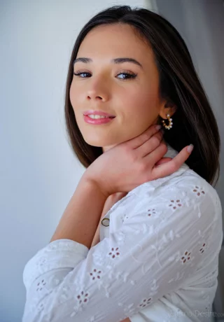 Красивая молоденькая Ева Свит показывает свои натуральные сиськи и сладкую киску на кухне - 15