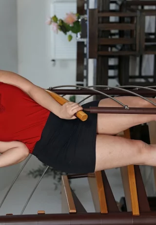 Молодая любительница София Ли обнажает свои большие сиськи, раздеваясь на каблуках - 3