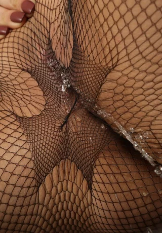 Пухленькая молоденькая София Ли писает в бутылку во время сеанса мастурбации - 3