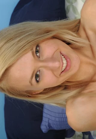 Блондинка-первокурсница Алекса Грейс использует стеклянный фаллоимитатор для игры с бритой киской - 3