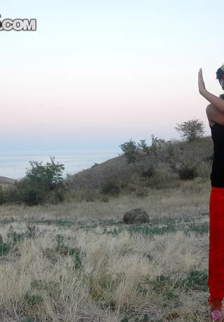 Симпатичная девушка Даша обнажает свое нижнее белье под юбкой во время морского действа - 5