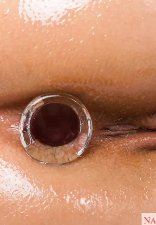 Порнозвезда Абелла Дэнджер смазывает маслом большую попу перед тем, как вставить анальную пробку в анус - 11