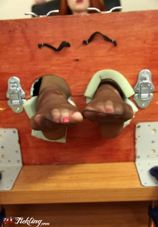 Натуральная рыжеволосая Софи Нова снимает каблуки, пока ее ноги в чулках - 12