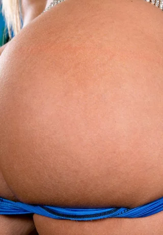 Блондинка-бомба Алура Дженсон обнажает большую задницу и раздвигает розовую киску в баре - 5