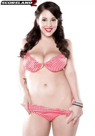 Коренастая брюнетка Ноэль Истон смазывает сиськи маслом после того, как освободила их от лифчика - 3